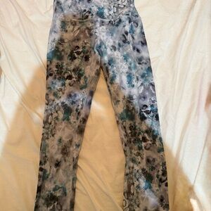 Lululemon Patterned Leggings with Blue and Gray Tones- Size 4
